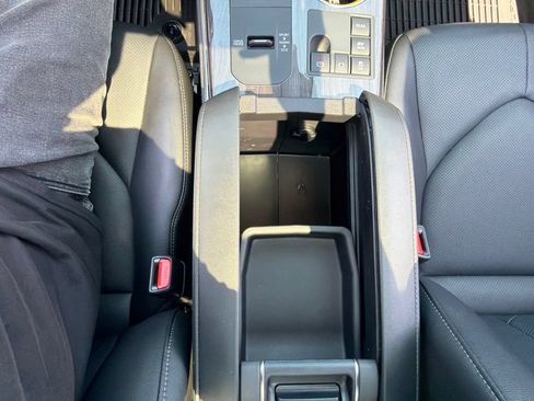 Used 2025 Toyota Highlander Platinum AWD/4WD image 29