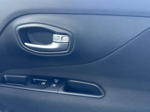 Used 2019 Jeep Renegade Sport image 19