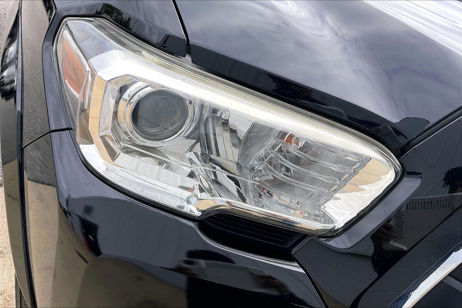 Used 2020 Toyota Tacoma SR5 AWD/4WD image 32