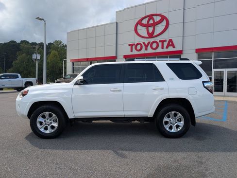 Used 2023 Toyota 4Runner SR5 Premium w/ Moonroof Package RWD image 2