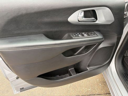 Used 2021 Chrysler Pacifica Touring w/ S Appearance Package FWD image 13