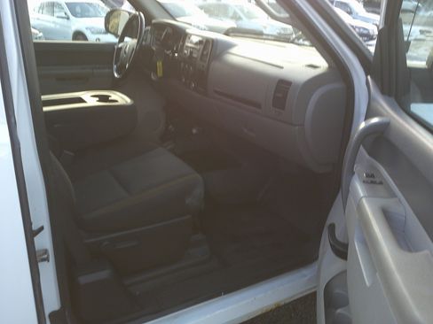 Used 2010 GMC Sierra 2500 W/T w/ Snow Plow Prep Package image 9