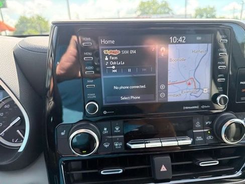 Used 2022 Toyota Highlander XLE AWD/4WD image 16