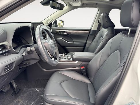New 2025 Toyota Highlander Limited image 9