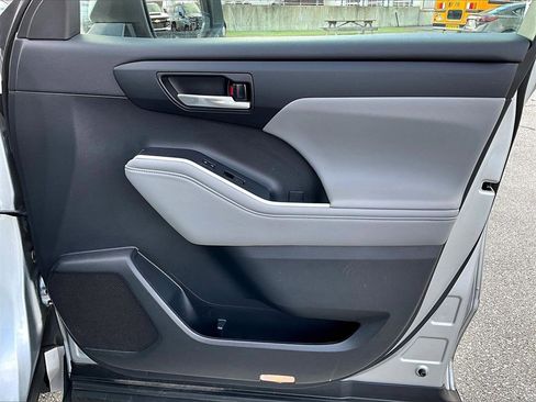 Used 2022 Toyota Highlander XLE image 12