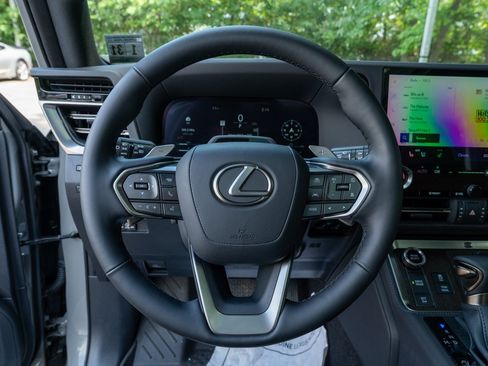 Used 2026 Lexus GX 550 w/ Accessory Package (2T) AWD/4WD image 16