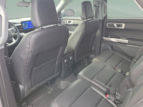 Used 2022 Ford Explorer XLT w/ Equipment Group 202A AWD/4WD image 10