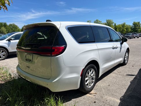 Used 2023 Chrysler Pacifica Touring-L FWD image 3