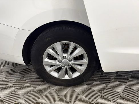 Used 2016 Kia Sedona LX w/ Option Group 020 FWD image 17