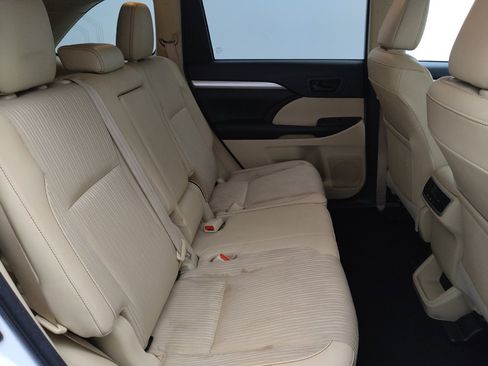 Used 2018 Toyota Highlander Plus FWD image 19
