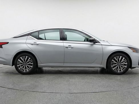 Used 2025 Nissan Altima 2.5 SV image 11