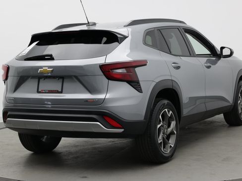 Used 2024 Chevrolet Trax LT w/ Sunroof Package FWD image 8