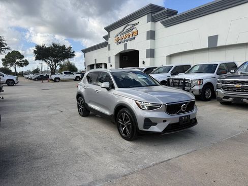 Used 2023 Volvo XC40 B5 Core AWD/4WD image 2