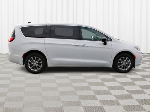 New 2026 Chrysler Pacifica Select image 33