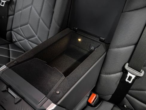 Used 2023 BMW i7 xDrive60 image 36