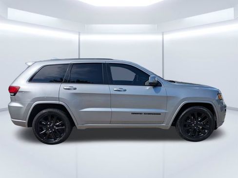 Used 2018 Jeep Grand Cherokee Altitude RWD image 3