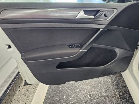 Used 2019 Volkswagen Golf S image 24