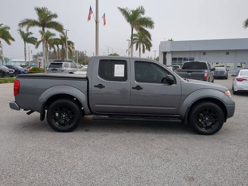 Certified 2021 Nissan Frontier SV w/ Midnight Edition Floor Mats image 4