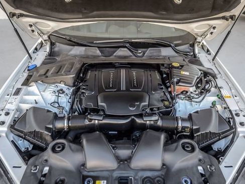 Used 2016 Jaguar XJ image 17