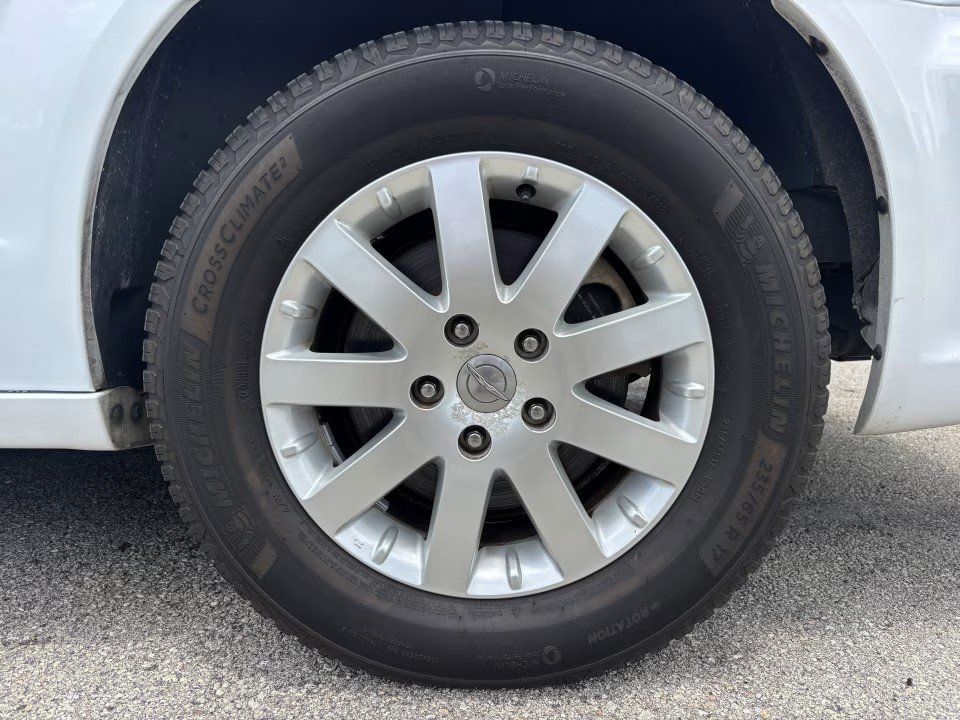 Used 2016 Chrysler Town & Country Touring FWD image 38