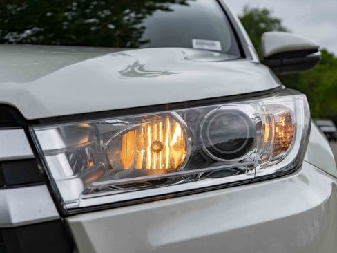 Used 2018 Toyota Highlander XLE FWD image 11