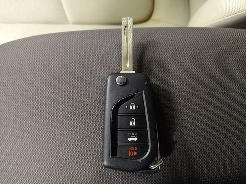 Used 2020 Toyota Corolla LE image 32