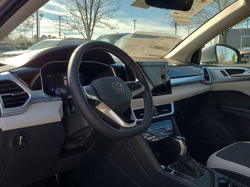 New 2026 Volkswagen Taos SE FWD image 10