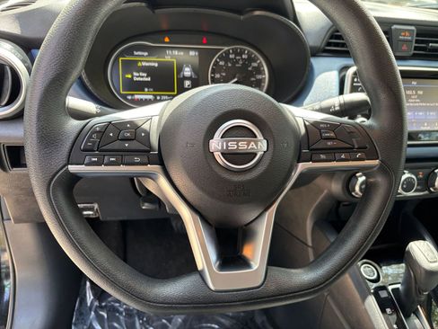 Used 2025 Nissan Versa SV FWD image 27