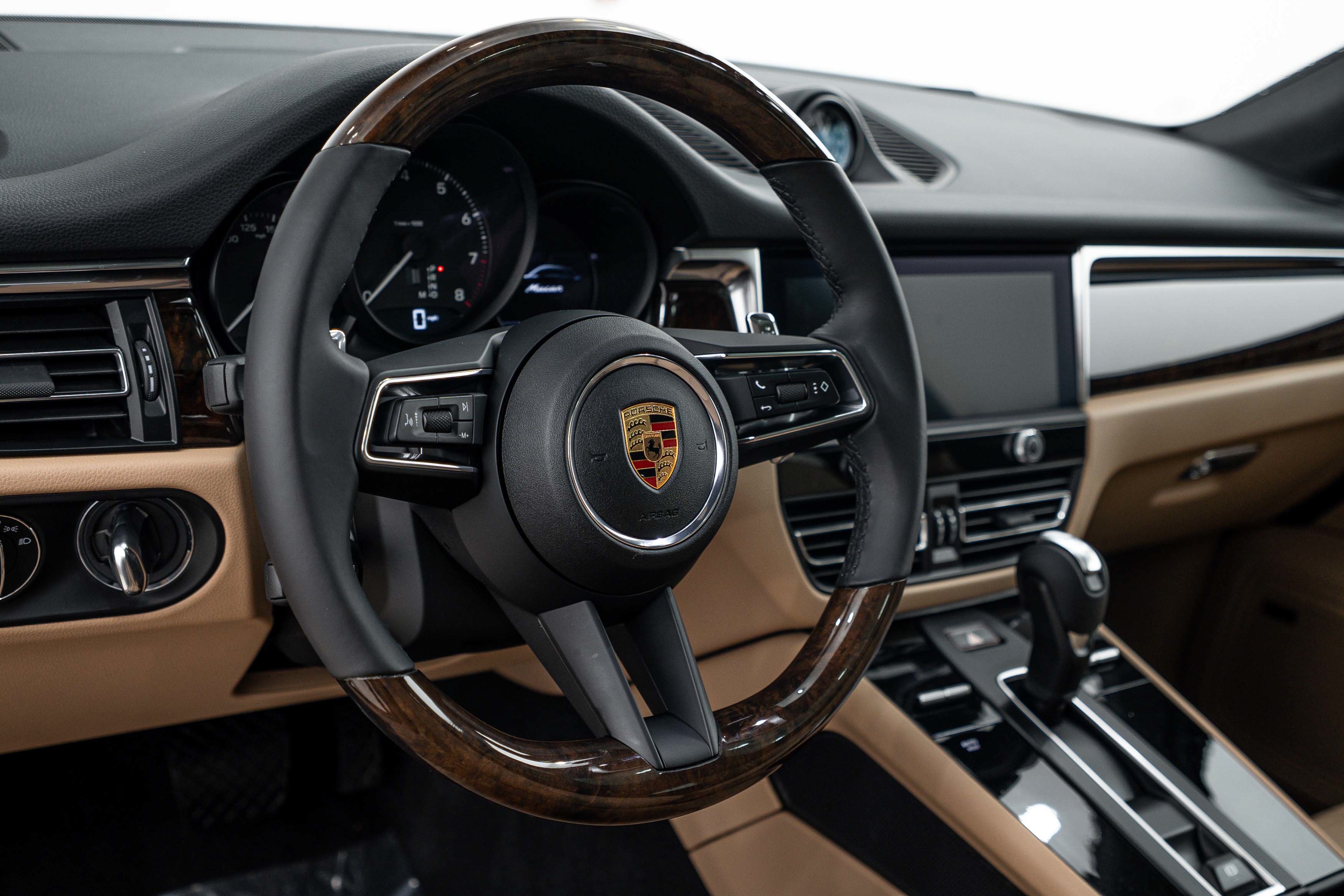 Certified 2025 Porsche Macan AWD/4WD image 14