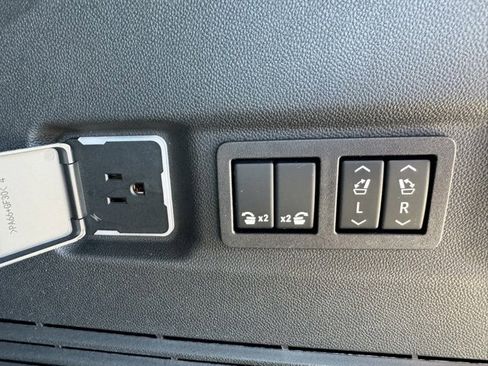 Used 2024 GMC Yukon XL Denali w/ Denali Reserve Package image 10