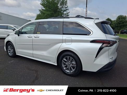 Used 2023 Toyota Sienna XLE AWD/4WD image 8
