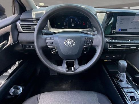 Used 2025 Toyota Camry SE FWD image 8