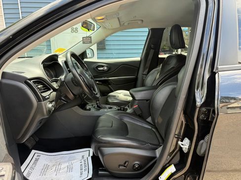 Used 2019 Jeep Cherokee Latitude Plus AWD/4WD image 10