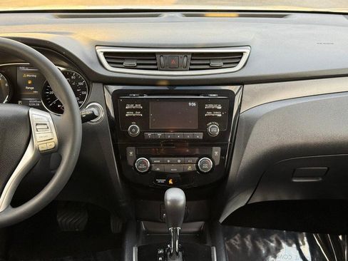 Used 2016 Nissan Rogue SV image 18