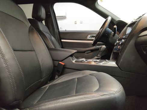 Used 2018 Ford Explorer XLT w/ Equipment Group 202A FWD image 21
