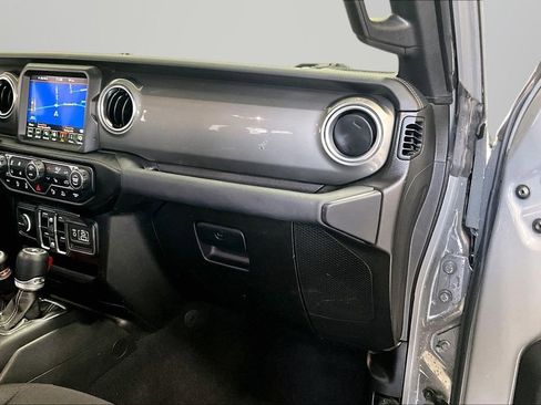 Used 2022 Jeep Gladiator Overland w/ Cold Weather Group AWD/4WD image 26