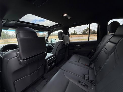 Used 2023 Lexus LX 600 4WD w/ Luxury Package image 38