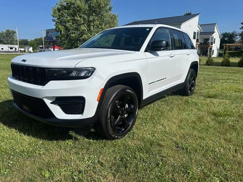 Used 2023 Jeep Grand Cherokee Altitude AWD/4WD image 7