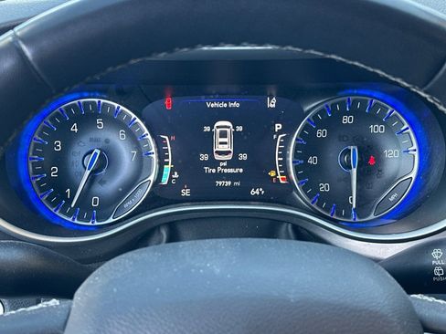 Used 2023 Chrysler Pacifica Touring-L image 29