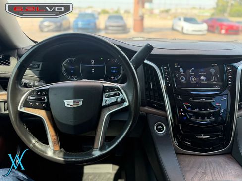 Used 2019 Cadillac Escalade Luxury AWD/4WD image 32