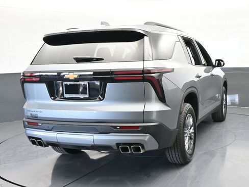 Used 2025 Chevrolet Traverse LT image 5