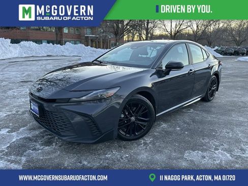 Used 2025 Toyota Camry SE w/ Convenience Package image 1