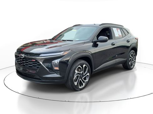 Used 2025 Chevrolet Trax RS image 2
