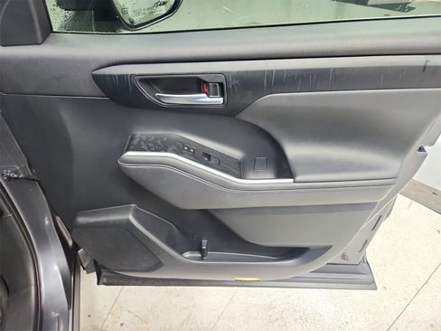 Used 2020 Toyota Highlander XLE image 40