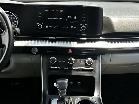 Used 2023 Kia Carnival LX FWD image 17