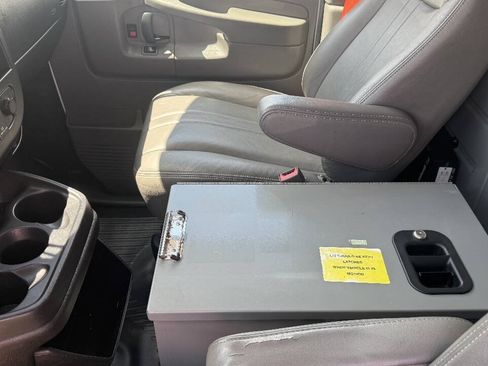 Used 2015 Chevrolet Express 2500 RWD image 24