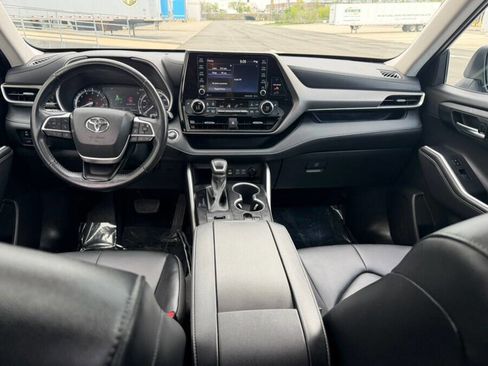 Used 2022 Toyota Highlander XLE AWD/4WD image 30