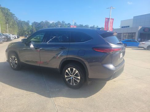 Used 2022 Toyota Highlander XLE image 3