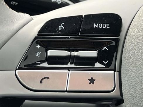 Used 2025 Hyundai Elantra SEL image 21