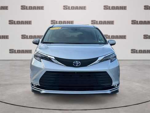 Used 2024 Toyota Sienna XLE image 8